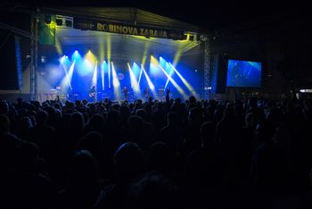 Robinova zabava je uspela.