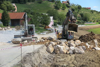 Sanacija plazu in rekonstrukcija lokalne ceste Dramlje–Bovše–Ljubečna v polnem teku