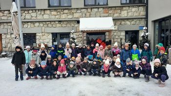 Na Pokljuko tečemo, tole zdaj vam rečemo, super luš'no tam nam bo, smučat pojdemo!