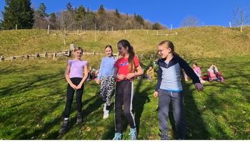 Pomladni planinski pohod v Zahomce: pesem, cvetlice in sončni trenutki