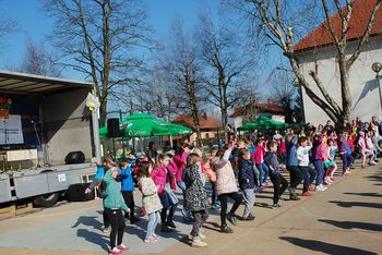 Ko se šolski vsakdan razvedri ali Zahvala za pomoč pri izvedbi Šolske veselice Ko se šolski vsakdan razvedri ali Zahvala za pomoč pri izvedbi Šolske veselice