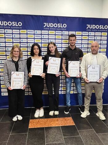 Judo klub Ippon Kamnik prejel kar 3 nagrade za najboljše ekipe, med posameznicami pa sta nagrado za Judoistki leta 2025 prejeli Haya Veinhandl Obaid in Nastja Drakšič Koštomaj Judo klub Ippon Kamnik prejel kar 3 nagrade za najboljše ekipe, med posameznicami pa sta nagrado za Judoistki leta 2025 prejeli Haya Veinhandl Obaid in Nastja Drakšič Koštomaj