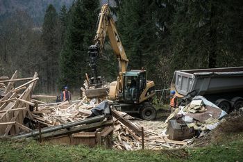 Moratorij na rušenje črnih gradenj