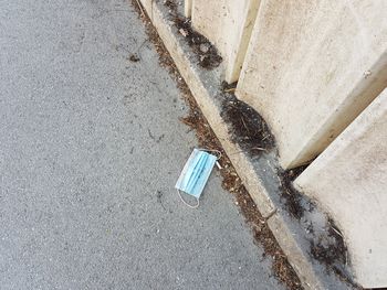 Zaščitne maske in rokavice ne sodijo na tla, še manj pa v naravno okolje