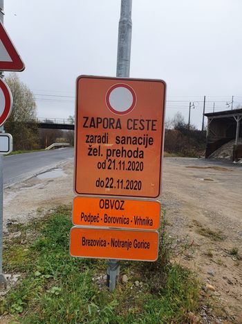 Dva vikenda popolna zapora podvoza pod železniškim prehodom pri gasilskem domu v Notranjih Goricah