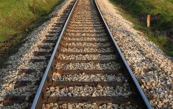 Ta vikend povečan obseg del na gradbiščih na železnici, dela bodo potekala tudi v nočnem času