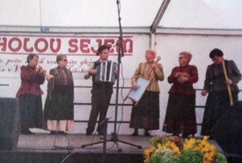 Zapojmo in zaplešimo mlajši in starejši