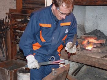 Prikaz kovanja podkev v Bistri