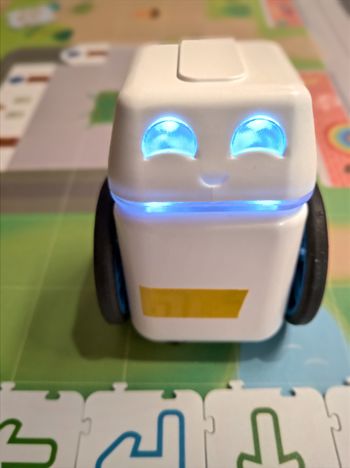 Igraj se s KUBO roboti, programiranje in osnove robotike za najmlajše