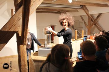  Ukročena elektrika: Predstavitev poskusov Nikole Tesle