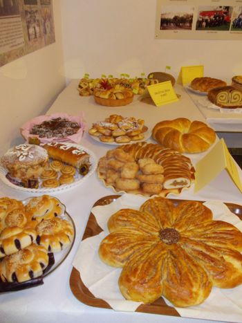 »Kuhanje jedi iz fižola in razstava jedi iz kvašenega testa« na Kukeču