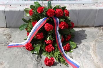 Ruska delegacija položila venec na grob padlih ruskih vojakov v Sodražici