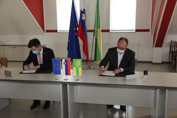 DRŽAVNI SEKRETAR IN ŽUPAN PODPISALA SOFINANCERSKI SPORAZUM ZA OBNOVO CESTE SKOZI ŽIMARICE