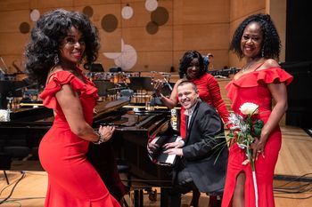 Nekdanje spremljevalke Raya Charlesa zdaj v družbi Uroša Perića Nekdanje spremljevalke Raya Charlesa zdaj v družbi Uroša Perića