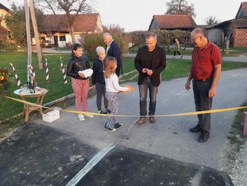 ASFALTIRAN KRAJŠI ODSEK CESTE V BUČEČOVCIH