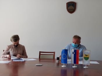 PODPIS GRADBENE POGODBE ZA NAJVEČJI INVESTICIJI V LETOŠNJEM LETU - REKONSTRUKCIJA JAVNIH POTI V KOKORIČIH IN LOGAROVCIH