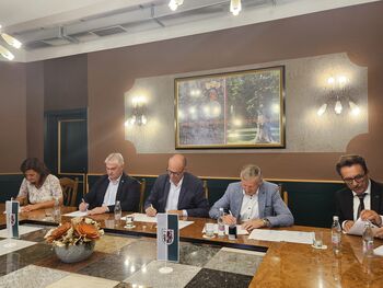 ŽUPANI ŠTIRIH PRLEŠKIH OBČIN PODPISALI KONCESIJKO POGODBO ZA IZVAJANJE JAVNE SLUŽBE DOLGOTRAJNA OSKRBA NA DOMU V OBČINAH LJUTOMER, KRIŽEVCI, RAZKRIŽJE IN VERŽEJ