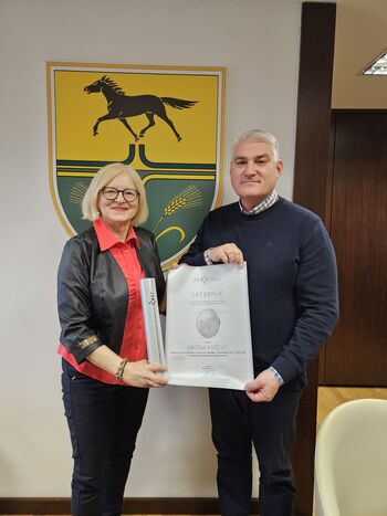 VODJA IZPOSTAVE JSKD LJUTOMER PODELILA SREBRNIK KRIŽEVSKEMU ŽUPANU