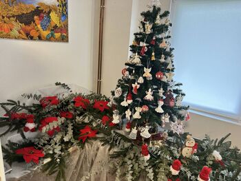 BOŽIČNA RAZSTAVA – KO SE SPRETNOSTI PREPLETAJO S TOPLINO SRCA BOŽIČNA RAZSTAVA – KO SE SPRETNOSTI PREPLETAJO S TOPLINO SRCA