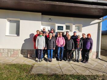 AKTIVNI TUDI POZIMI: KRIŽEVSKI UPOKOJENCI POVEZUJEJO GENERACIJE IN VEČ POZORNOSTI POSVEČAJO HOJI