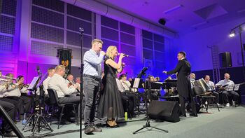 ŠOPEK ŽELJA ZA DAN ŽENA: AVSENIKOVA GLASBA NAPOLNILA DVORANO IN SRCA POSLUŠALCEV