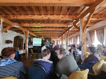 Ko čas dobi pravo mesto: kmečke ženske med delom, modrostjo in druženjem