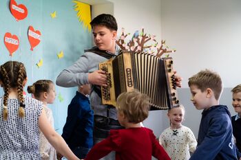 Otroci v Berkovcih zapeli in zaplesali ob dnevu žena in mater