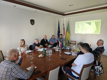 PRLEKIJA NA RAZPOTJU PRILOŽNOSTI: SKUPAJ K USTVARJANJU ZGODBE, KI JO BO SVET ŽELEL DOŽIVETI