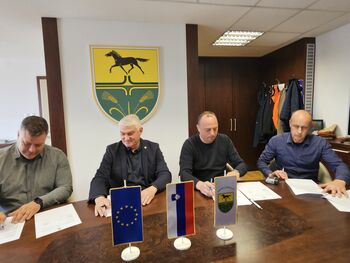 Celovita infrastrukturna prenova v Križevcih: podpis pogodbe za rekonstrukcijo ceste JP 724 234 in vodovodnega sistema
