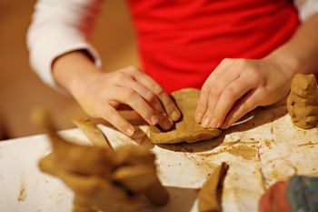 Tečaj oblikovanja gline za otroke in odrasle v INI-MINI