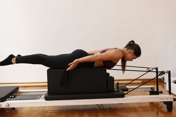 Začetek vadbe pilates na reformer napravi