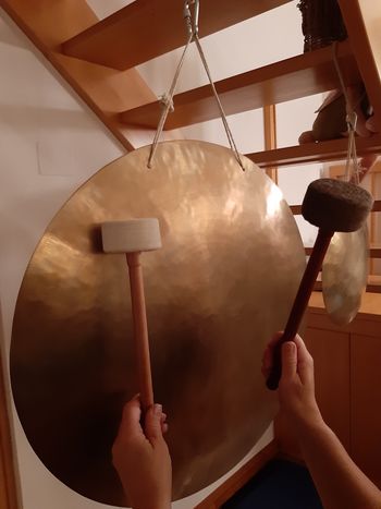 Zvočna kopel s tibetanskimi posodami in gongi