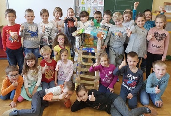 Avlo OŠ Sevnica krasijo eko izdelki Avlo OŠ Sevnica krasijo eko izdelki