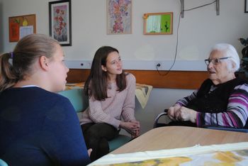 Obisk mladih novinarjev OŠ Sevnica v Domu upokojencev Sevnica