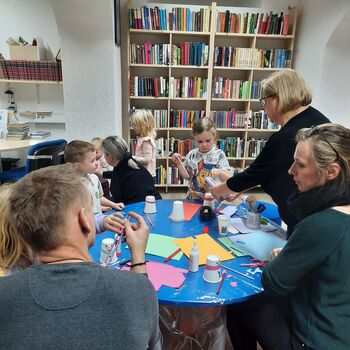 Pravljična urica najmlajšim popestrila vencembrsko dogajanje v Loki Pravljična urica najmlajšim popestrila vencembrsko dogajanje v Loki