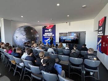 VESOLJSKA AVANTURA PETOŠOLCI MED ZVEZDAMI IN ZGODOVINO