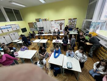 Ko pero postane čarobno: Na Osnovni šoli Križevci so petošolci in prvošolci združili moči za naš planet