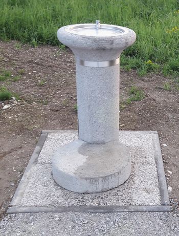 Nov pitnik ob Dimičevem znamenju, na polju pred vstopom v drevored Lipce Nov pitnik ob Dimičevem znamenju, na polju pred vstopom v drevored Lipce