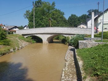 Čiščenje naplavin pri kamnitem mostu v Loki pri Mengšu Čiščenje naplavin pri kamnitem mostu v Loki pri Mengšu
