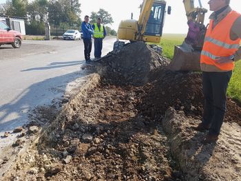 Občina Mengeš začela z delno sanacijo cestišča na Drnovem