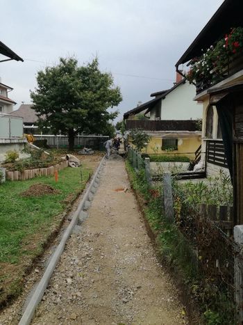 Pešpot po Hribarjevi ulici do trgovskega centra