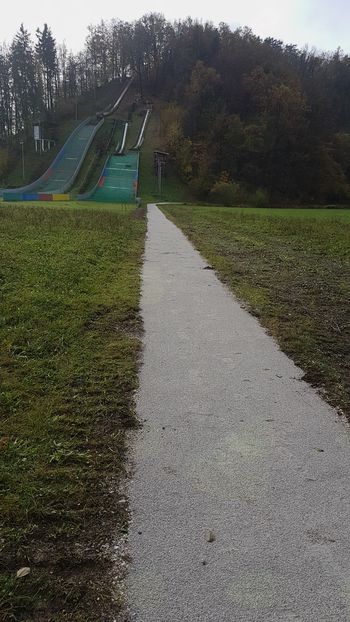 Občina Mengeš uredila pešpot do spomenika talcem na Zalokah