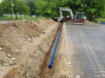 Rekonstrukcija vodovoda in kanalizacije na Šolski ulici tudi za prilagoditev trase vodovoda načrtovani gradnji Večnamenske športne dvorane Mengeš