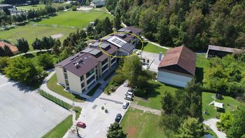 V okviru vzdrževalnih del na Osnovni šoli Mengeš zamenjan zahodni del strehe in obnovljene zunanje stopnice