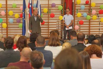 Franc Jerič, župan občine Mengeš, pozdravil prvošolčke in razveselil z novico o pridobitvi gradbenega dovoljenja za Večnamensko športno dvorano Mengeš