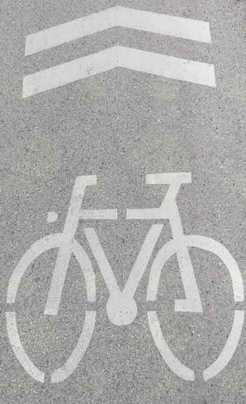 Talne cestne oznake za varne poti kolesarjev