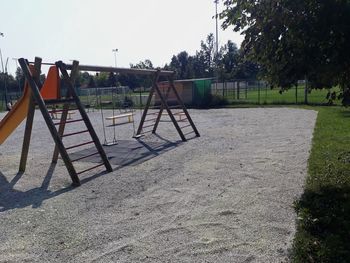 V času šolskih počitnic obnovljeno otroško igrišče ob Osnovni šoli Mengeš