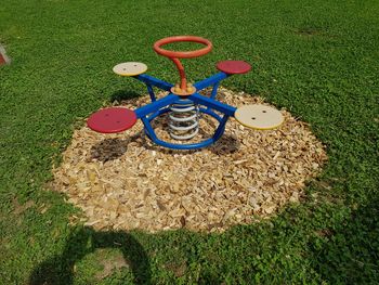 V času šolskih počitnic obnovljeno otroško igrišče v večstanovanjskem naselju med Slamnikarsko in Levčevo ulico 