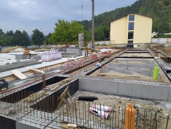 Gradnja Športne dvorane Mengeš pospešeno napreduje, za varnost obiskovalcev šole novo postajališče za šolski kombi in nova ureditev parkiranja na parkirišču za Kulturnim domom Mengeš