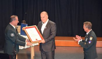 Franc Jerič, župan Občine Mengeš, je za tvorno sodelovanje pri delovanju OOZVVS Mengeš prejel listino "častni član" 